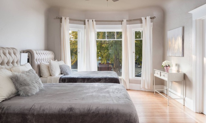 Oak Center House | Large Victorian + Off-street gated parking + Minutes to SF!