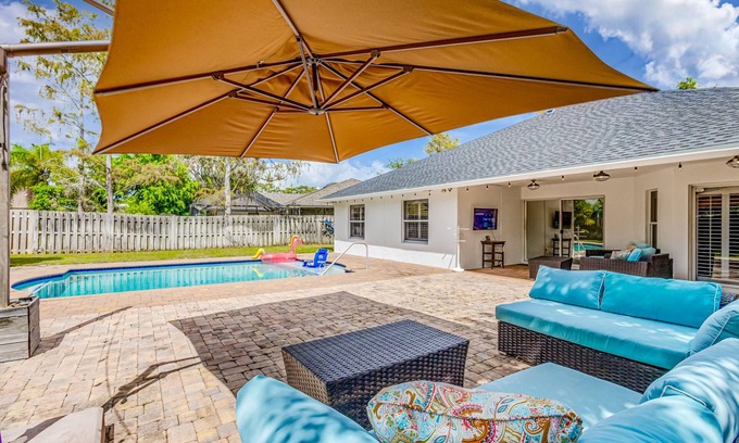 Wellington House | Large Wellington home! King BR ensuite, enjoy the pool, BBQ, & patio TV, WiFi. n