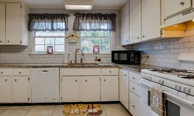 Isle of Hope Historic District House | Large Yard & Island Feel - Happy on Hope Isle