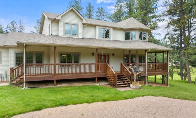 Hill City Cabin | Largest Hill City Cabin-Sleeps 20 with Hot Tub