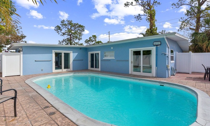 Anona House | Largo Pool House Getaway