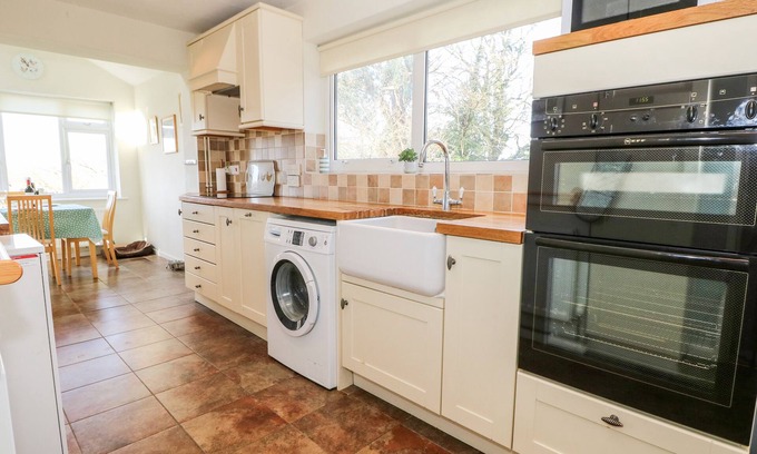 New Forest District Cottage | LARKRISE, pet friendly, character holiday cottage in Fordingbridge