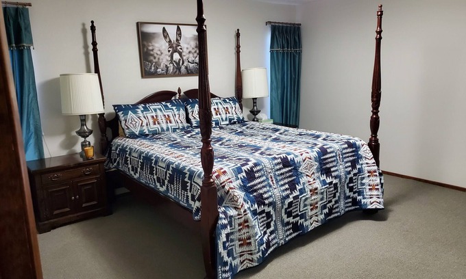 Northeast Heights House | Last Minute Discount! Peaceful Home in NE Heights Views, Trails in the Foothills