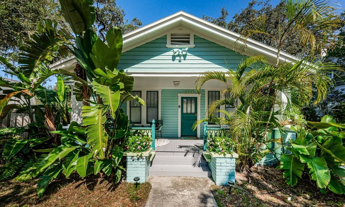 Downtown Dunedin Cottage | Last minute discounts for Fall - Quaint Bungalow just off Main Street!