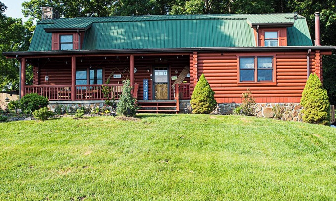 Jonesborough Cabin | Last Minute Get Away? The Mountains Are Calling! Tons of Fun Included!