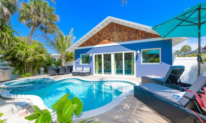 Holmes Beach House | Last Resort by AMI Locals