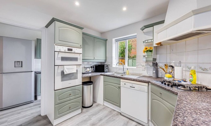 Bletchley House | LastMinDiscount | Detached House | Free Parking