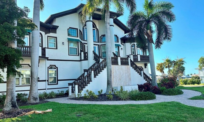 Siesta Isle House | Latitude Adjustment - Upscale Executive Home