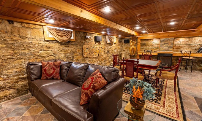 Connellsville Apartment | LAUREL HIGHLANDS GEM~ FALLINGWATER/OHIOPYLE ~ MEDIEVAL CHAMBER SUITE