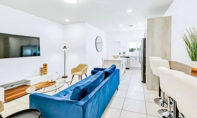 Lake Worth Corridor Apartment | 'Lavender' at Aviara Lake Worth