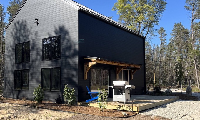 Crawford County House | Lavender Loft- Scandinavian Home - 2Bdrm 4Beds