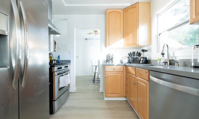 Burbank House | Lavish 3BD House near Universal, w/Heated Pool and Tub