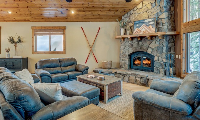 Pla-Vada Woodlands House | Lavish estate with luxe interior, loft, 2 W/Ds, grill, 2 kitchens, & fireplace