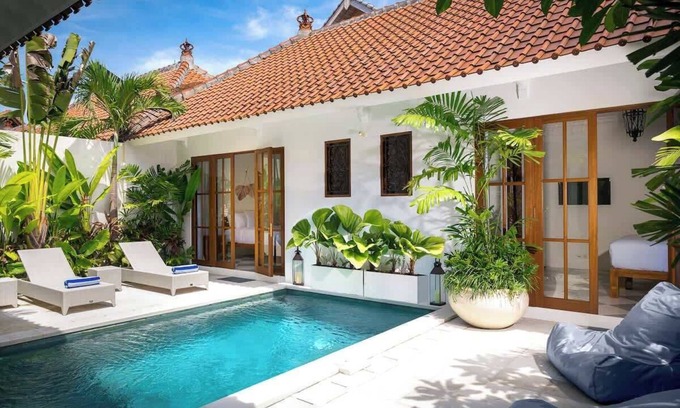 Laksmana Cottage | Lavish Villa Wahah Steps to Seminyak Mall & Beach