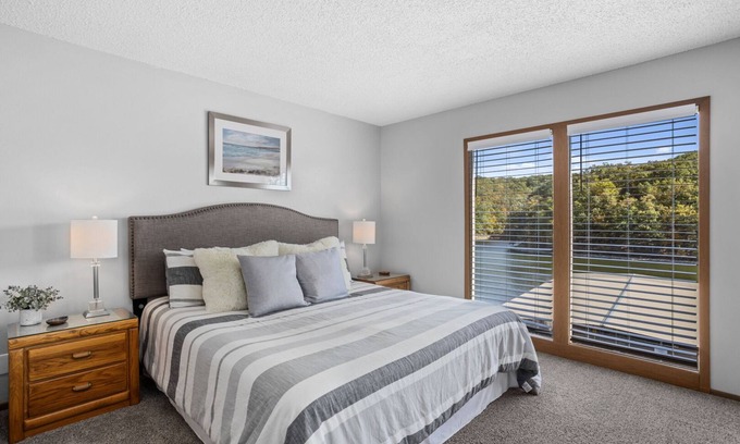 Osage Beach Condo | Lazy B-01 Lazy Days Condos a Great Location For Large Family Get Together!