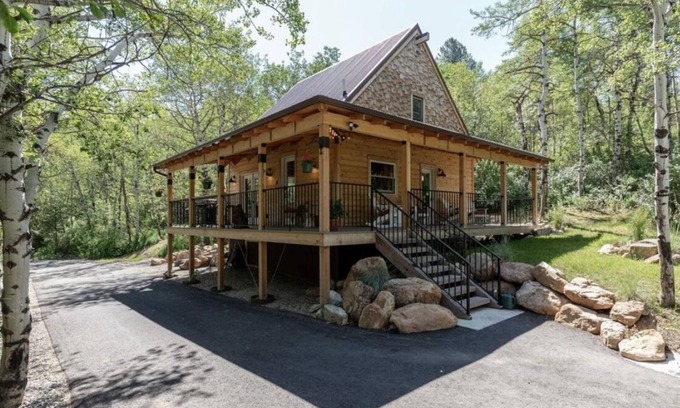 Bozeman Cabin | Lazy Bear Cabin- 2 bdrm 2 bath. 10min to downtown and convenient to everything.