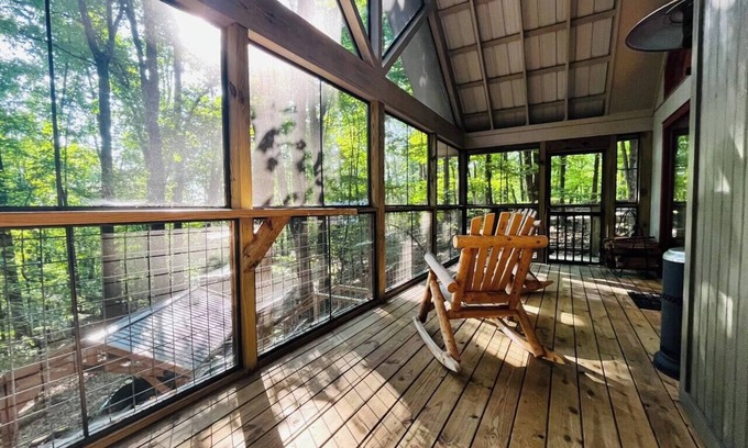 Helen Cabin | Lazy Bear Treehouse Pet Friendly & Min to Helen!