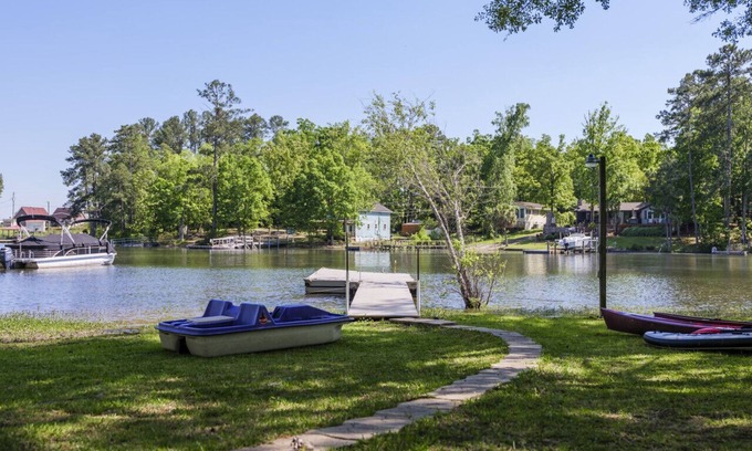 Leesville House | Lazy Days on Lakeshore - Private Dock, Kayaks SUP, Arcades and more