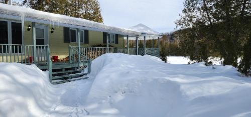 Amherst House | Lazy lake cabin