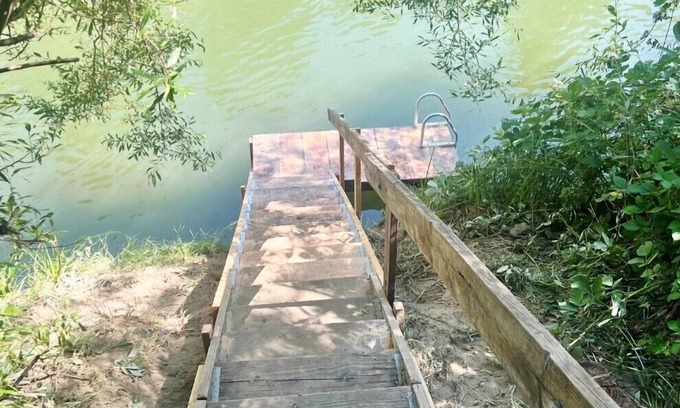 Guerneville Cabin | LazyRiverLodge~Classic Cabin on River Family FUN Dock&Decks!GmRm/WiFi/HotTub