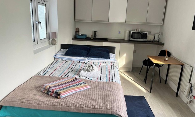 Becontree Apartment | Ldn Studio-Free Parking-15 min to Elizabeth Line