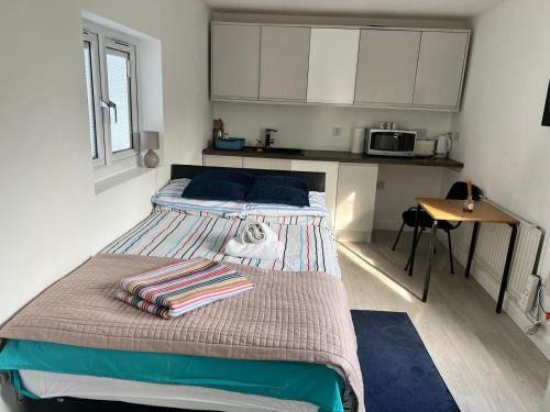 Becontree Apartment | Ldn Studio-Free Parking-15 min to Elizabeth Line