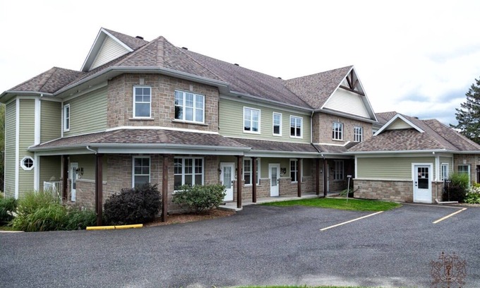 Bromont Condo | Le Champlain 101| Condo Duplex avec Piscine