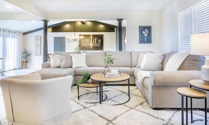 Williamstown House | Le Chandelier: Nestled Amidst Breathtaking Scenery , 5 Miles from the Ark