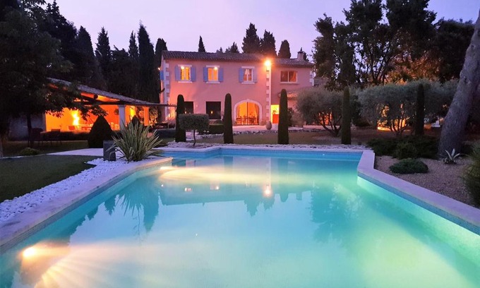 Graveson Bed & Breakfast | LE CLOS DES CYPRES - Maison d'hôtes de Charme - Diner Gourmet - Piscine & Jacuzzi