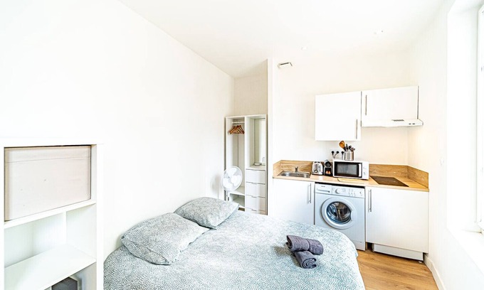 7th Arrondissement Apartment | Le Debourg - Studio lumineux proche métro B