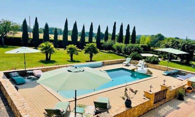 Saint-Sulpice-d'Excideuil House | Le Domaine du ValfeEric with charming gîte, ideal for family gatherings