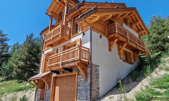 Ceillac Ski Chalet | LE LOUP BLANC Chalet | 3 bed rooms | Ceillac