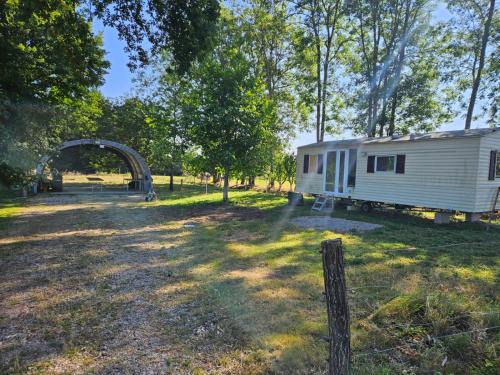 Auxy House | Le mobile home est dans le pré