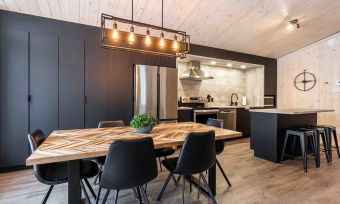 Les Eboulements Ski Chalet | Le Montagnard 91: Tranquil Chalet, Pet-Friendly