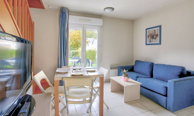 Le Tronchet House | Le Nid de Détente - Maisonnette avec piscine partagée