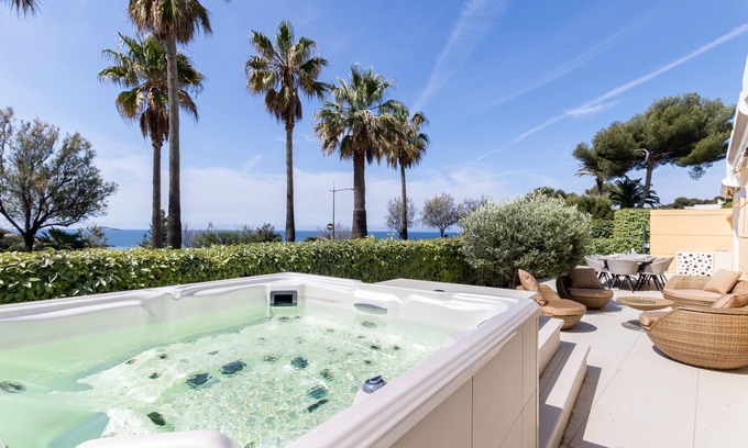 Sanary-sur-Mer Apartment | Le Palm Beach - Jacuzzi et vue mer