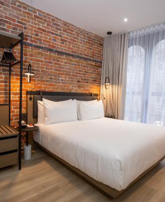 Old Montreal Hotel | Le Petit Hotel Notre Dame