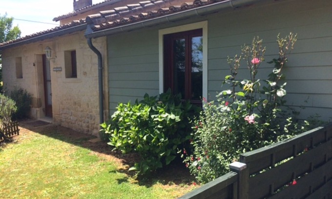 Sauze-Vaussais Cottage | Le Roitelet - gite with pool
