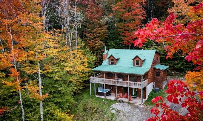 Davis Cabin | Leaf Peeper’s - HUGE deck, pizza oven, Pac-Man!