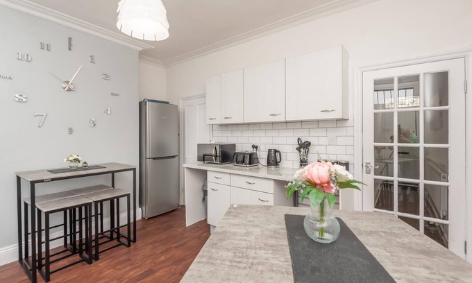 Harehills House | Leeds 4-bed House - Sleeps 9, Free Parking & Wifi