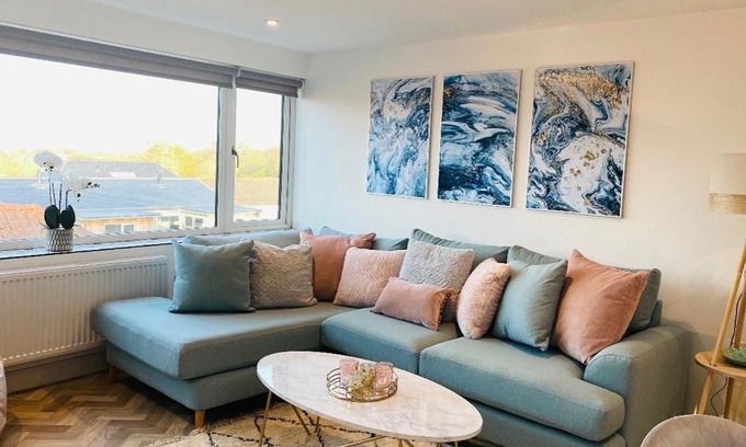 Holt Apartment | Lees Lookout Holt ,2 bedroom luxury apartment with private parking
