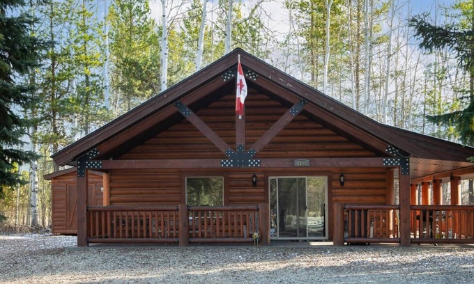 Valemount House | Legacy Vacation Rental - Pet Friendly!