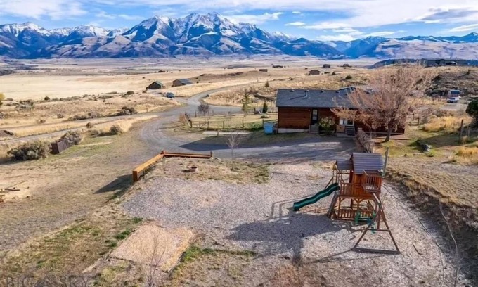 Emigrant House | Leisure on Leo! | 5 Bed, 2 Bath