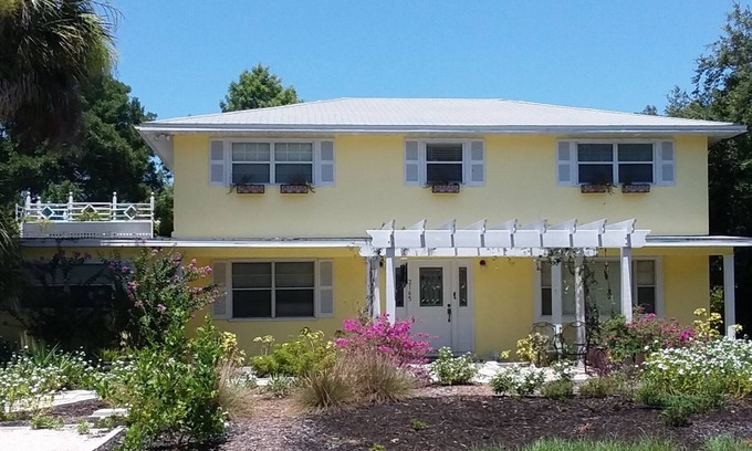 Englewood House | Lemoness - 4 bedrooms, 3 baths, heated pool, 1/2 mile from Manasota Key Beach!