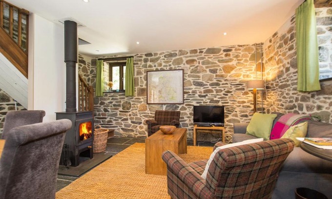 Tavistock House | Lena Cottage at Wringworthy Farm on Dartmoor National Park, close to Tavistock, ideal base for exploring Devon and Cornwall, hiking, horse riding, golf, fuelled by green energy