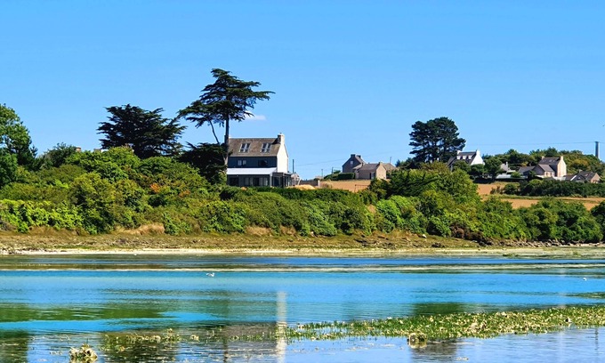 Plougoulm House | Les Aigrettes, feet in the water, Spa, 9 people