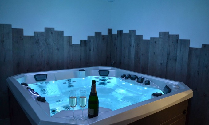 Baguer-Pican House | LES BULLES D'EMERAUDE cottage with private indoor jacuzzi