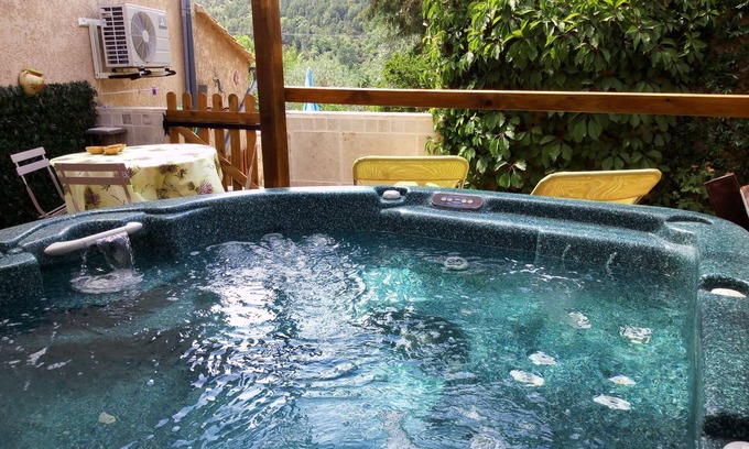 Salavas Cottage | Les Lauriers Roses 3*, cozy, greenery, jacuzzi, air conditioning, linens, near river.