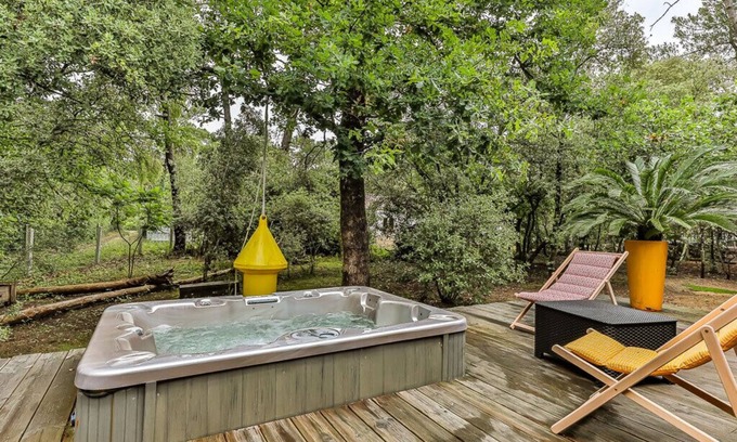 Saint-Hilaire-de-Riez Cabin | Les Pins - Maison avec piscine & jacuzzi