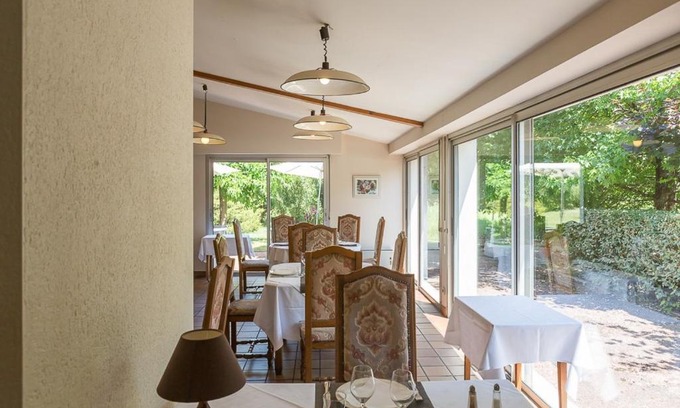 Etauliers Hotel | LES PLATANES